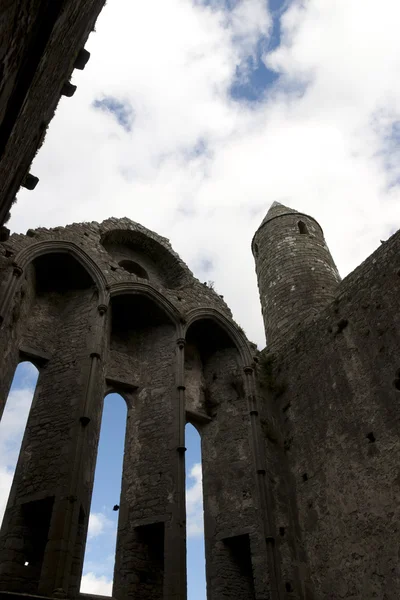 Rock of cashel kostelních oken — Stock fotografie