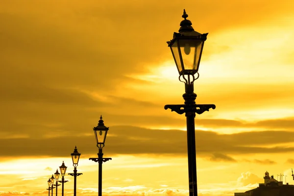 Rij van vintage lampen bij zonsondergang — Stockfoto