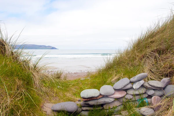 Kamienne ściany schronu na pięknej plaży irlandzki — Zdjęcie stockowe