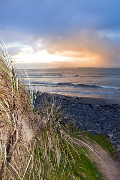 Solnedgången från sanddynerna i Beal — Stockfoto