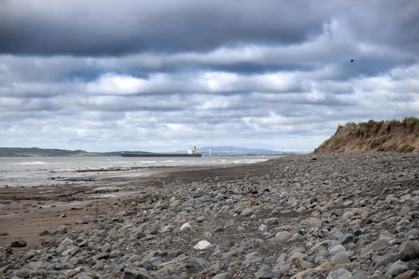 Танкер на кам'янистому бітному пляжі — стокове фото
