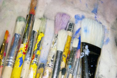 various sized artists brushes