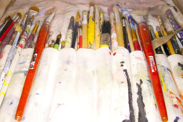 çeşitli sanatçılar fırçalar