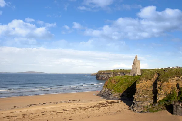 Вид на замок Ballybunion пляж і скелі — стокове фото