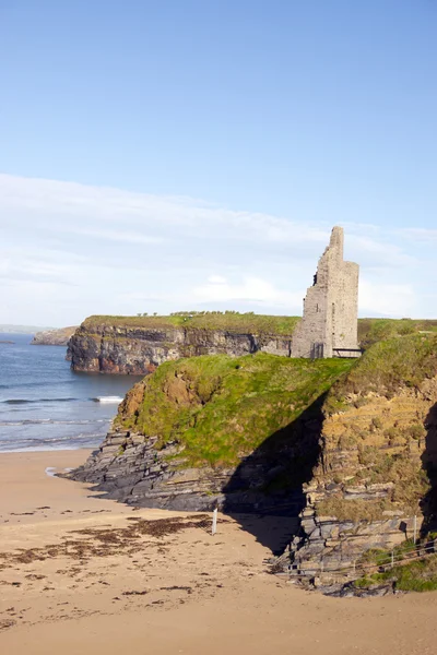 Vy över slottet stranden och klipporna i Ballybunion — Stockfoto