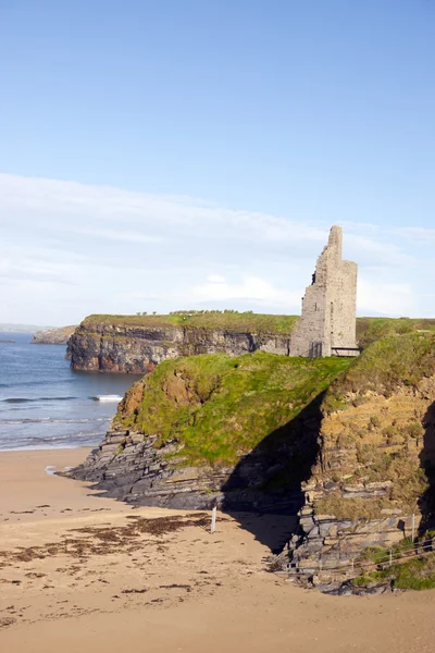 Widok zamku na plaży i klify w Ballybunion — Zdjęcie stockowe