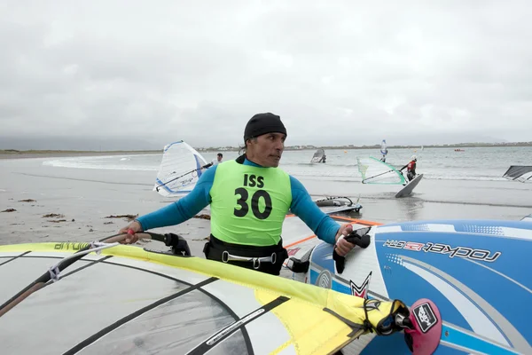 Camino atlántico salvaje windsurfistas preparándose para surfear —  Fotos de Stock