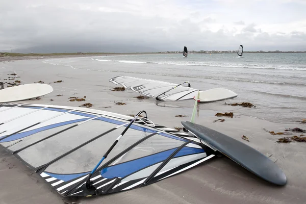 Les surfeurs bravant la tempête — Photo