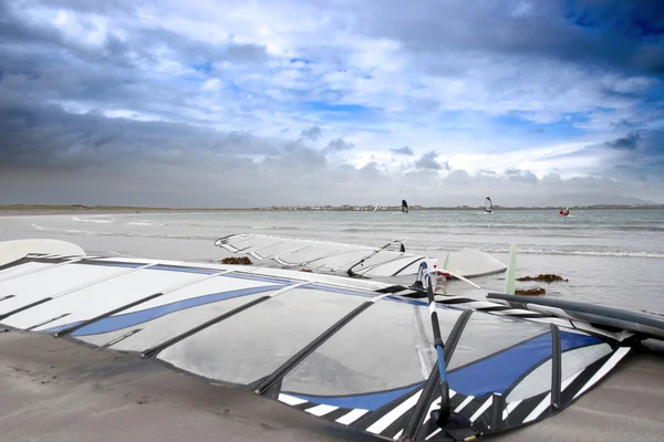 Les surfeurs bravant les vents de l'Atlantique Images De Stock Libres De Droits