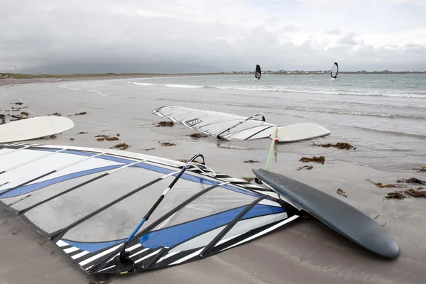 Les surfeurs bravant la tempête Photo De Stock