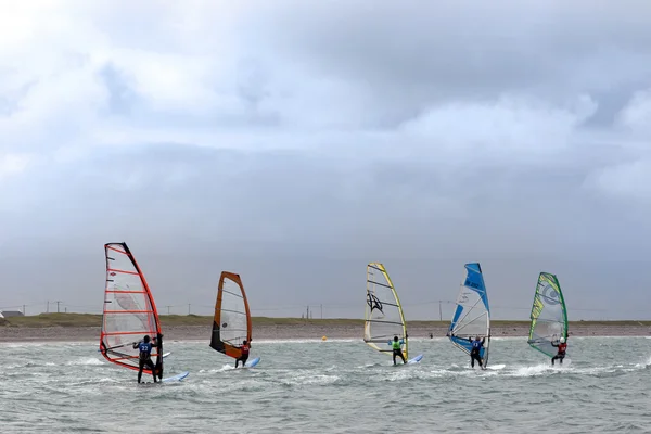 Surfistas de vento correndo nos ventos da tempestade atlântica — Fotografia de Stock