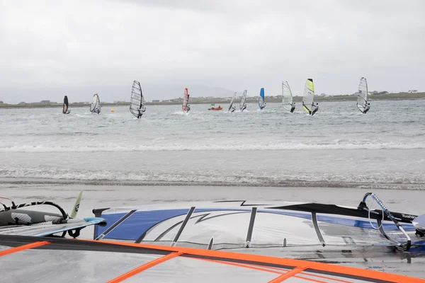 Windsurfers racen in de gales — Stockfoto