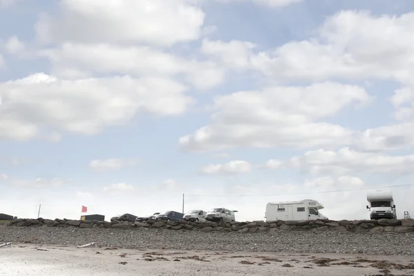 Vind surfers skåpbilar parkerade på vilda Atlanten långt — Stockfoto