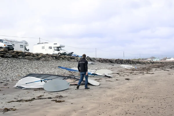 Windsurfers vans and boards by the beach — Stock Photo, Image