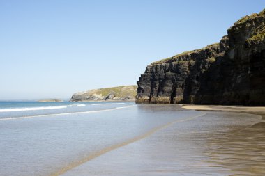 Ballybunion plaj ve düşük gelgit kayalıklarla