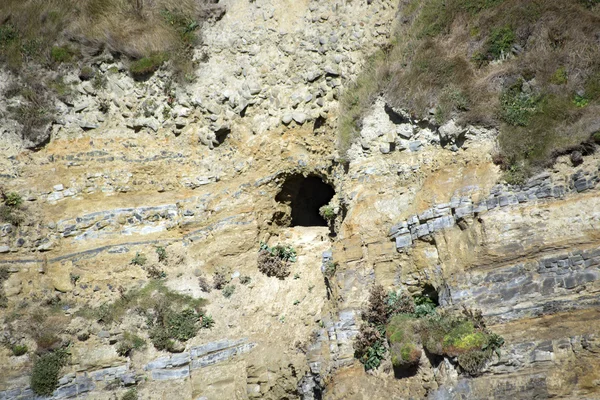 Antico ingresso grotta scogliera — Foto Stock