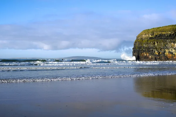 Olas atlánticas chocando contra los acantilados — Foto de Stock