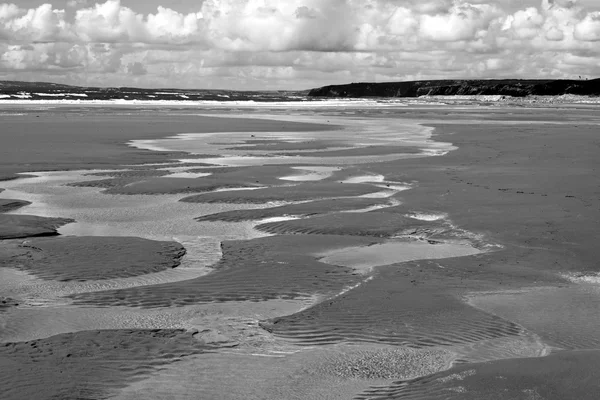Bela praia de areia ondulada água — Fotografia de Stock