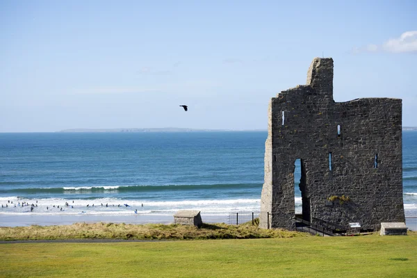 Ballybunion castelo ruínas com surf escola — Fotografia de Stock