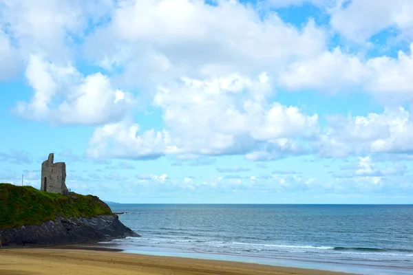 Sălbatic atlantic mod stâncă castel și plajă — Fotografie, imagine de stoc