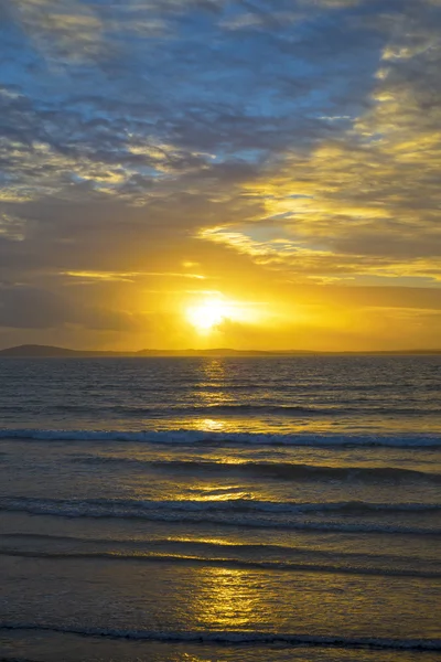 Gelbe Sonnenuntergänge am Strand von Beal — Stockfoto