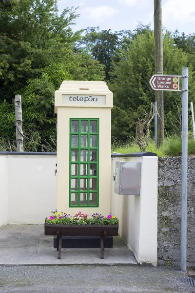 eski İrlandalı telefon kiosk