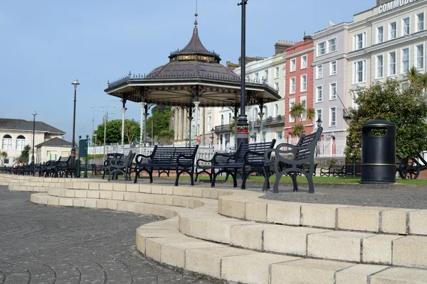 Parco e panchine in cobh — Foto Stock