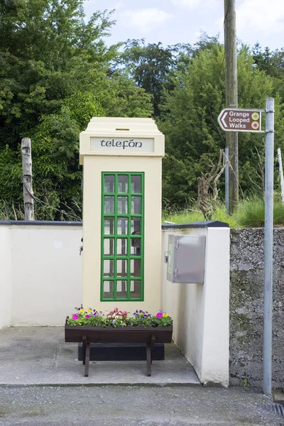 Vecchio chiosco telefonico irlandese Foto Stock
