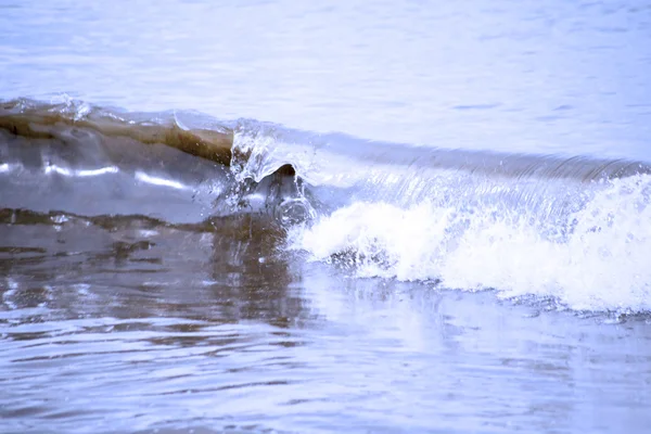 Vagues bleues croquantes éclaboussures — Photo