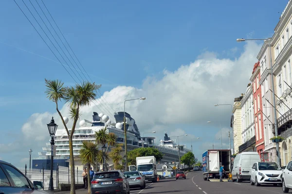 Tengerjáró hajó dokkolt az cobh — Stock Fotó