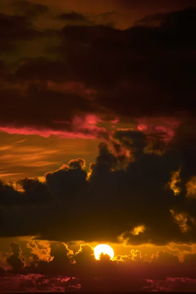 Oscuro moody naranja atardecer cielo — Foto de Stock