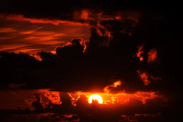 Oscuro cielo rojo oscuro atardecer — Foto de Stock