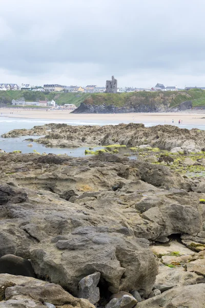 Ballybunion slottet tång omfattas klippor Visa — Stockfoto