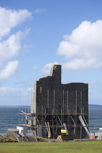 Ballybunion castle surrounded by scafold — Stock Photo, Image