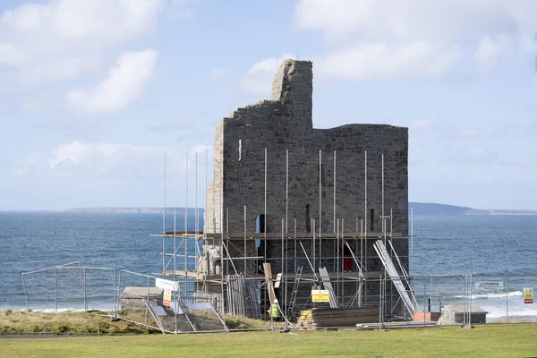 Ballybunion Schloss umgeben von Scafolding — Stockfoto