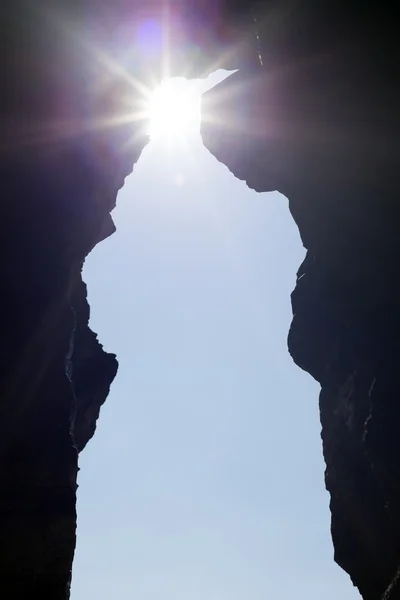 Ballybunion stânci intrare peșteră și soare — Fotografie, imagine de stoc