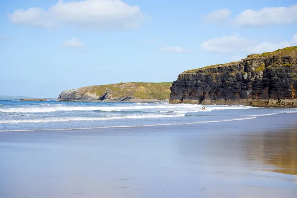 Luminosa vista invernale del kayaker sulla spiaggia sabbiosa di ballybunion — Foto Stock