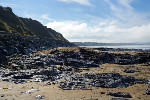 Calm day over the black rock shore — Stock Photo, Image