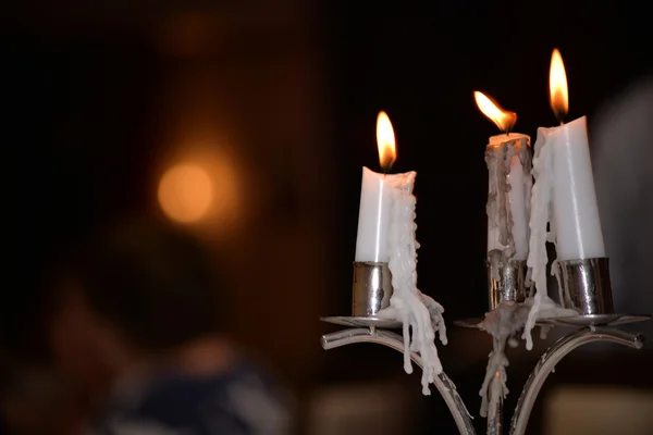 Candele illuminazione e gocciolamento Foto Stock