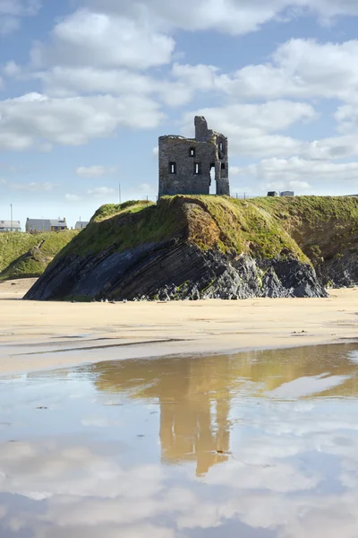 Castello e spiaggia con bellissimo riflesso delle nuvole — Foto Stock