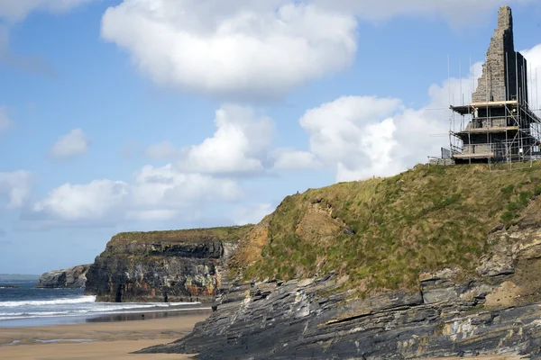 Château entouré d'échafaudages sur les falaises — Photo