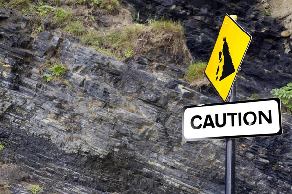 Cautela rock slide sinal na praia Ballybunion — Fotografia de Stock