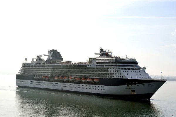 Bateau de croisière célébrité infinité arrivant à cobh Photo De Stock