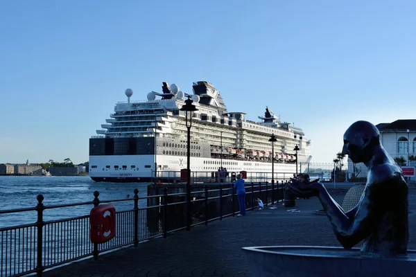 Ünlü Infinity cruise gemi Cobh bırakarak Stok Resim