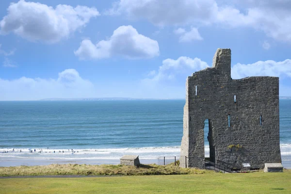 Ballybunion castelo ruínas com surfistas — Fotografia de Stock