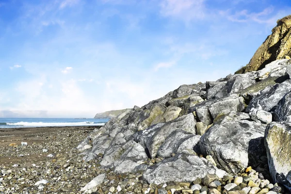 Beach and boulders at ballybunion — Stock Photo, Image