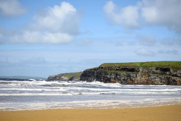 Strand golven en kliffen op de wilde Atlantische weg — Stockfoto