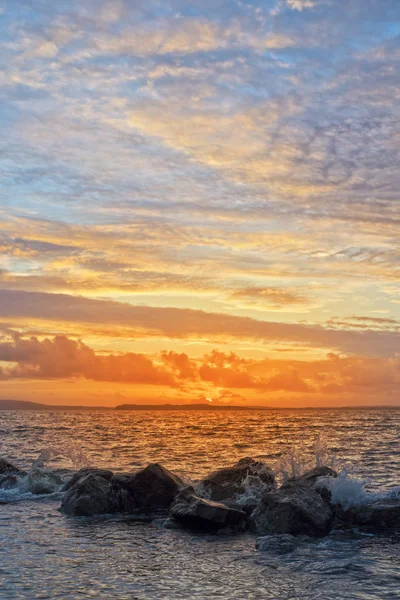 Gul solnedgång och mjukt vatten på beal beach — Stockfoto