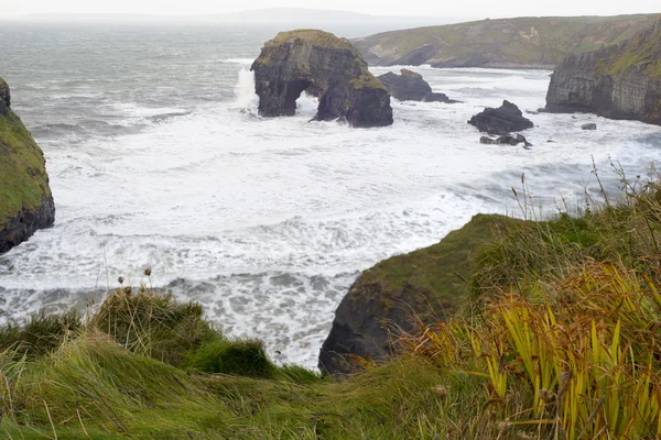 Sepia Maagd rotsen en klippen met storm golven — Stockfoto