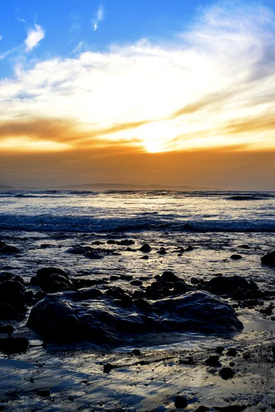 Mares serenos na praia de beal rochoso — Fotografia de Stock